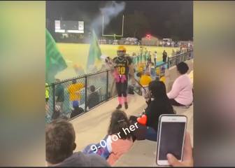 Emotivo gesto que tiene con su abuela que está en las gradas