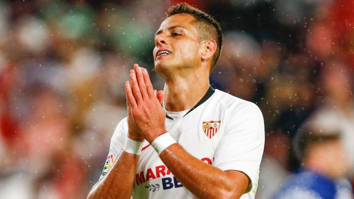 Chicharito Hernández se lamenta una jugada con Sevilla.
