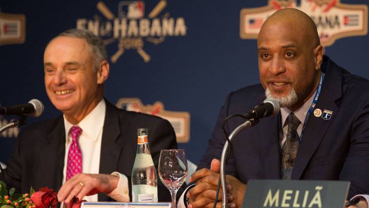 Rob Manfred y Tony Clark