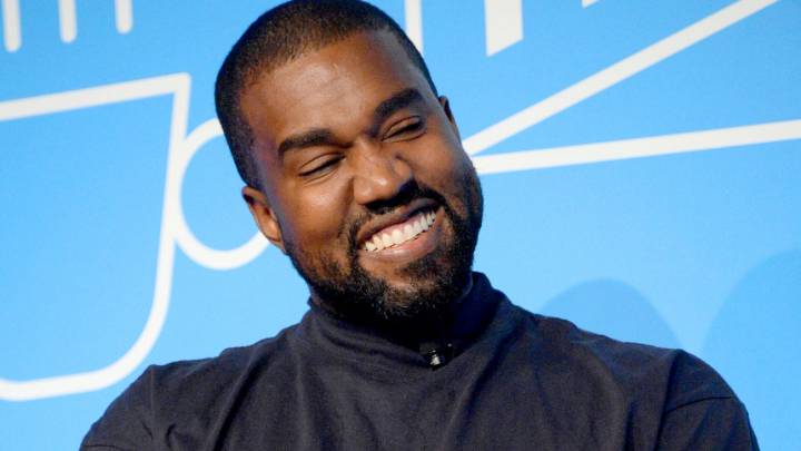 Kanye West detiene su auto para ayudar a hombre sin hogar
