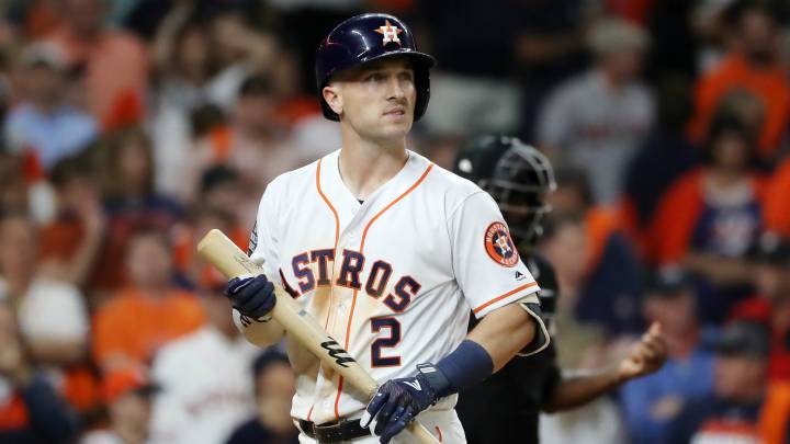 Alex Bregman sale de la caja de bateo