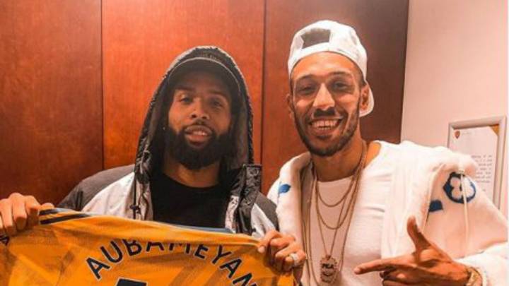 El futbolista del Arsenal de Inglaterra presumió en redes sociales su encuentro amistoso con Odel Beckham Jr y el especial regalo que le obsequió.