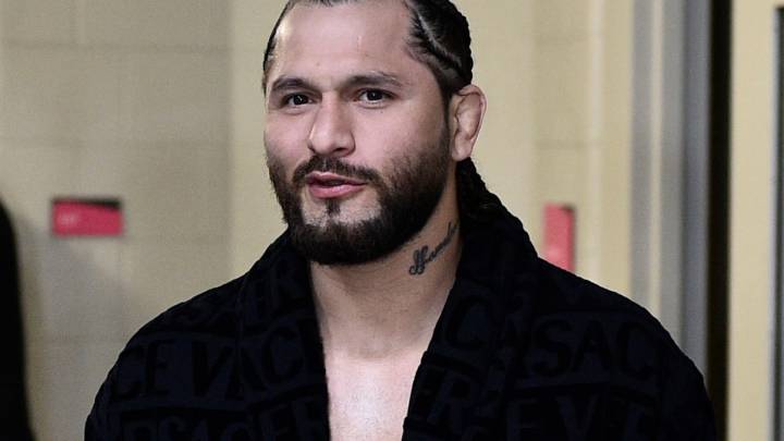 Jorge Masvidal presume costoso outfit de Versace en la UFC 246