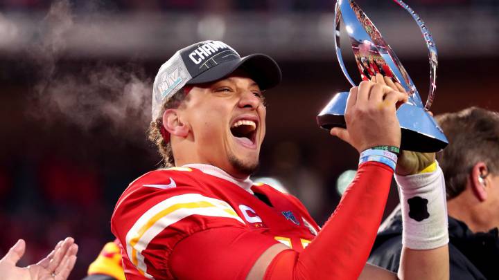 Patrick Mahomes con trofeo de la AFC