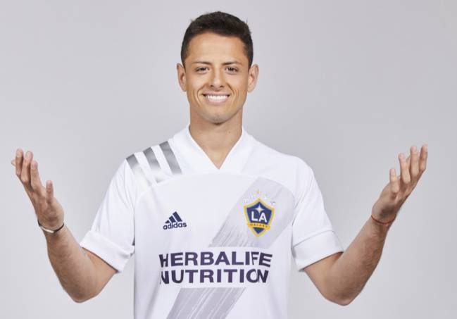 Chicharito porta la playera de LA Galaxy