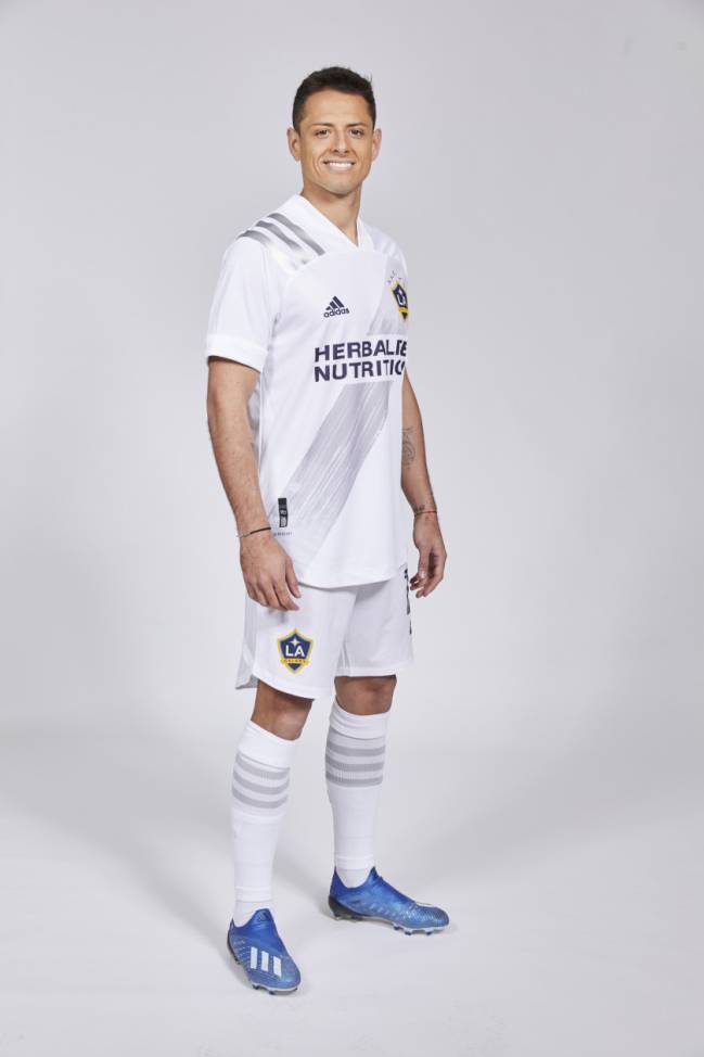 Chicharito porta la playera de LA Galaxy