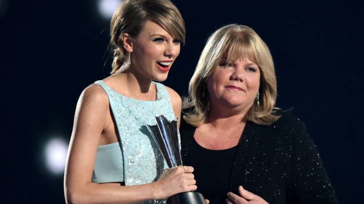 Taylor Swift revela que su madre, Andrea, tiene un tumor cerebral