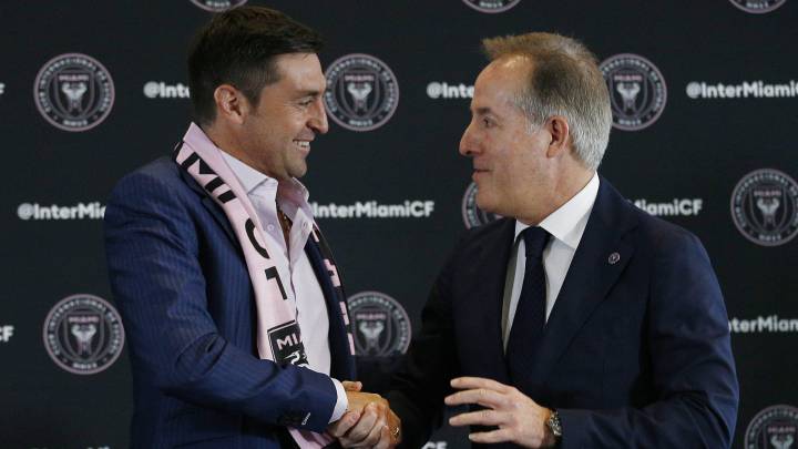 Diego Alonso y Jorge Mas durante la presentación del entrenador con Inter Miami.