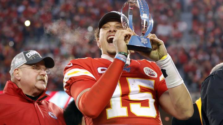 Patrick Mahomes con trofeo de la AFC