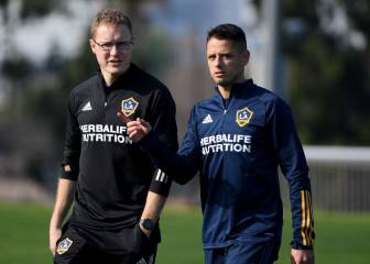 Almeyda defiende a 'Chicharito' y lo compara con Messi