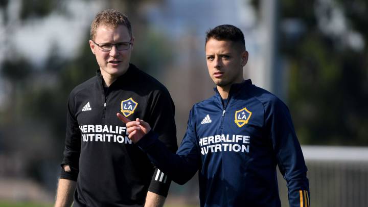 Almeyda compara críticas contra Chicharito con las de Messi