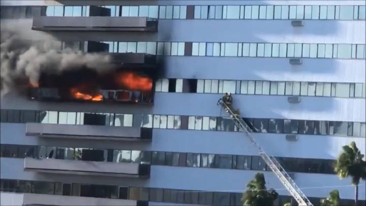 Incendio en apartamento de Los Ángeles deja 8 personas heridas