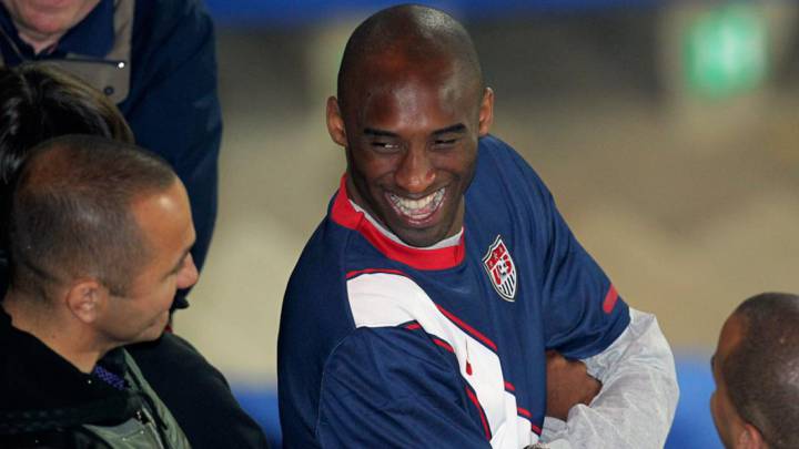 Kobe Bryant con la camiseta de la Selección Estadounidense de fútbol.