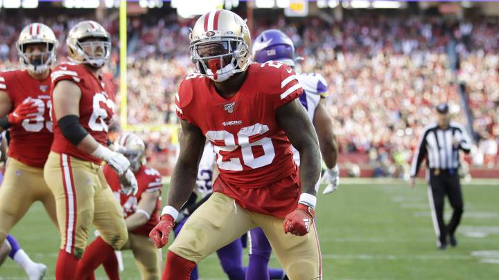 Tevin Coleman anota uno de sus dos touchdowns ante Minnesota Vikings