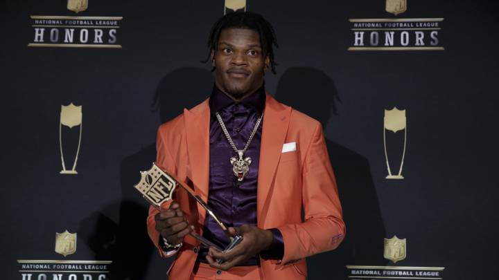 Lamar Jackson con trofeo de MVP de la NFL