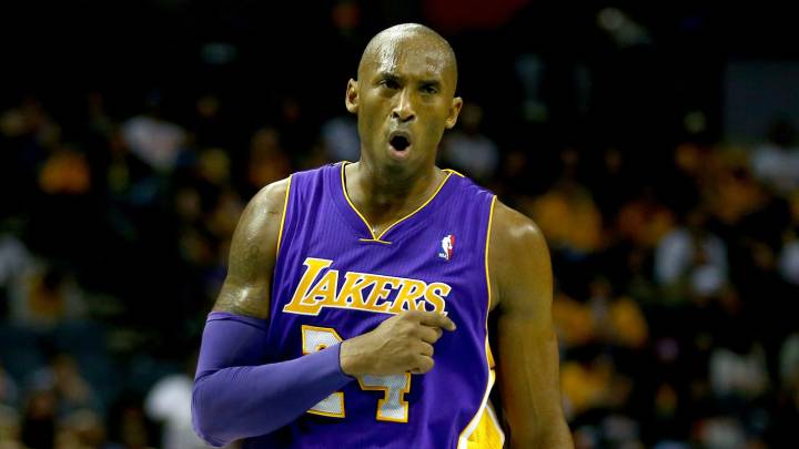 Coleccionista devuelve jersey robado de Kobe Bryant