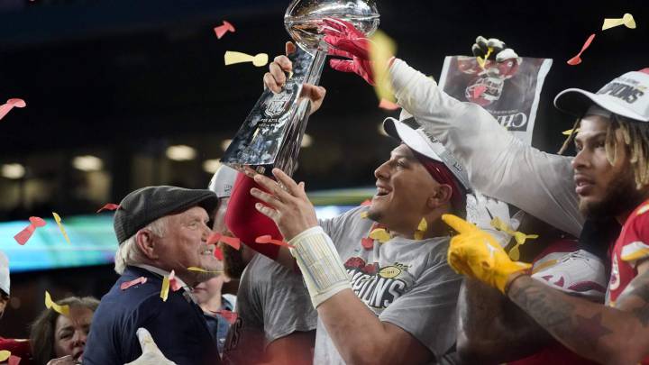Patrick Mahomes con el trofeo Vince Lombardi