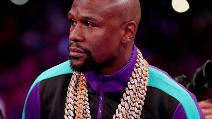 ¡Acaban con Mayweather en redes sociales tras costoso outfit!