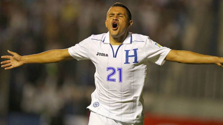 Roger Rojas celebra un gol con la Selección Hondureña.