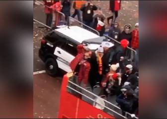 Patrick Mahomes pasando un buen rato en el desfile
