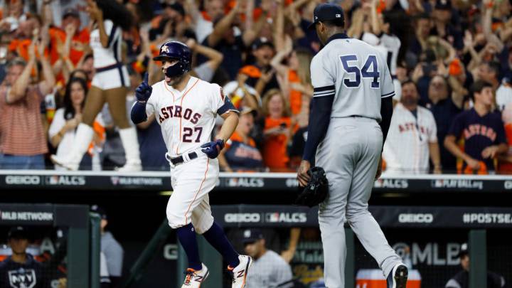 Altuve hacia el plato