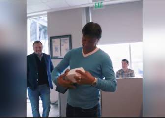 La reacción de Almeyda al ver su muñeco bobble head