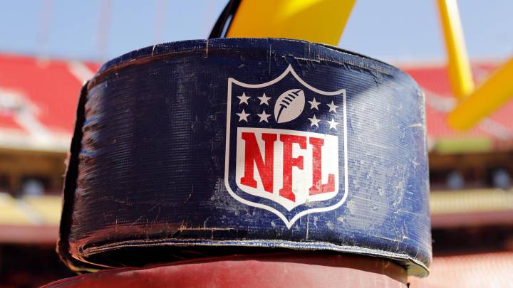 Logo de la NFL en estadio
