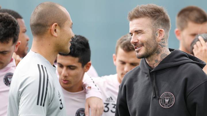 Luis Robles conversa con David Beckham durante el entrenamiento del Inter Miami.