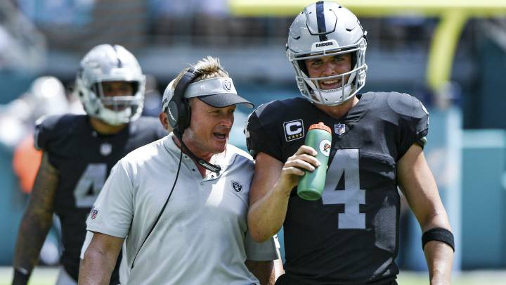 Derek Carr y Jon Gruden