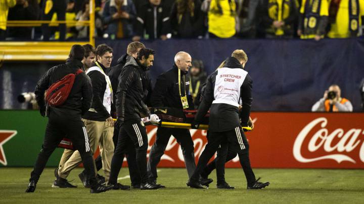 El delantero de Atlanta United sufrió un fuerte choque en el duelo entre Atlanta y Nashville; el panorama podría no ser esperanzador por ahora.