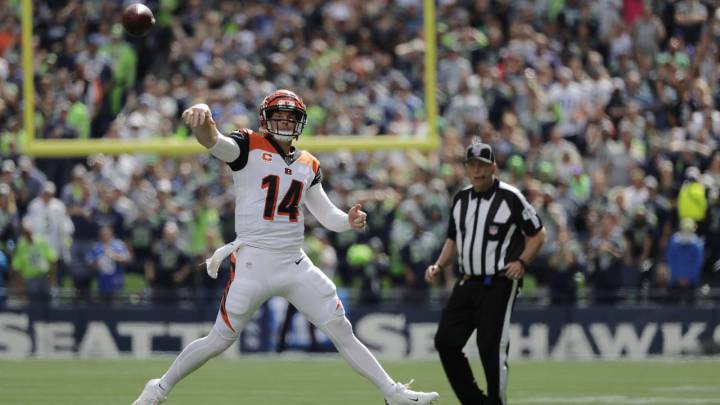 Andy Dalton lanzando en el Century Link Field