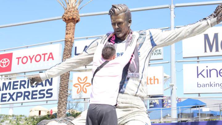 Porra viste estatua de Beckham en LA con colores de Inter Miami