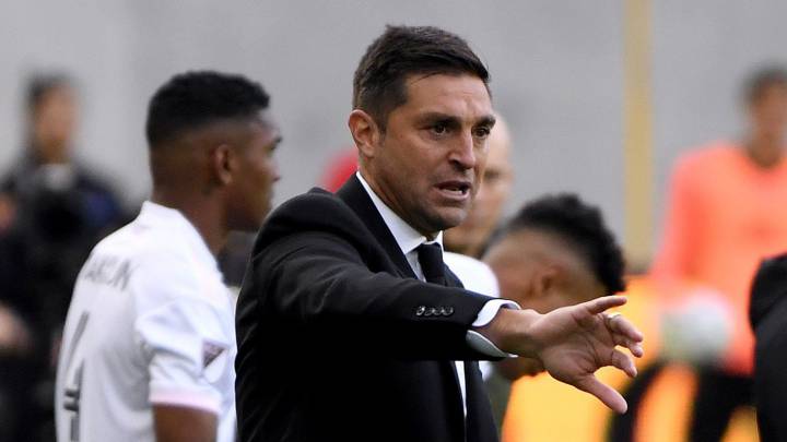 Diego Alonso da indicaciones en el juego entre Inter Miami y LAFC.