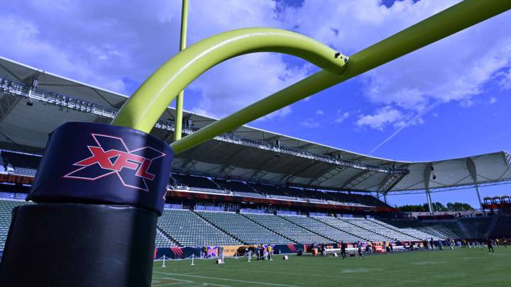Logo de la XFL en estadio