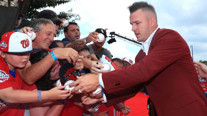 Mike Trout firmando autógrafos en Spring Training