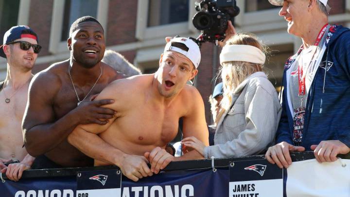 Rob Gronkowski celebra triunfo en Super Bowl