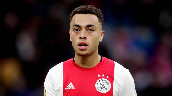 Sergiño Dest durante un juego del Ajax.