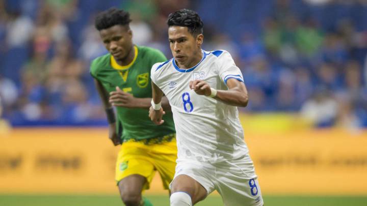 Denis Pineda se une a protestas de legionarios salvadoreños