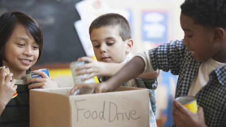 Distribución de comida a niños
