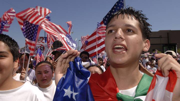 Latinos recriminan a Trump por guía en inglés de coronavirus