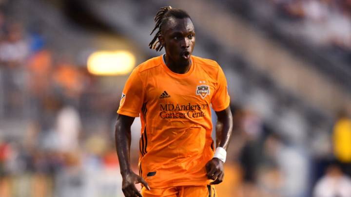 Alberth Elis practica boxeo durante suspensión de la MLS