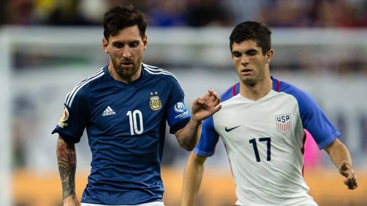 Lionel Messi y Cristian Pulisic disputan un balón en la Copa América Centenario 2016.