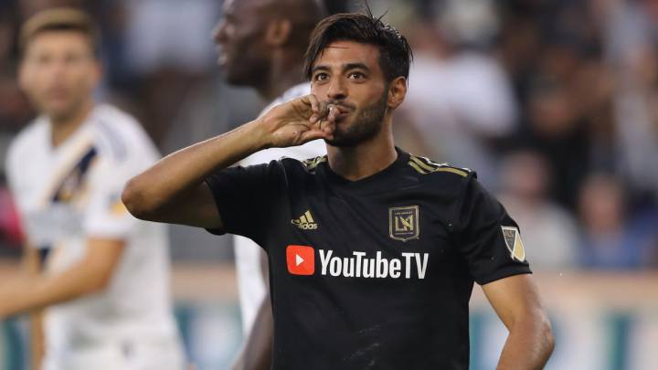 Carlos Vela festeja un gol en el partido entre LAFC y LA Galaxy.