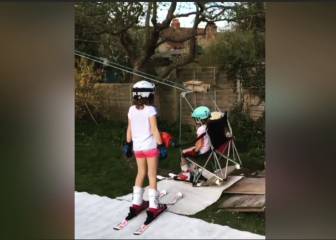 Increíble como se las ingenia para esquiar en casa con sus hijas