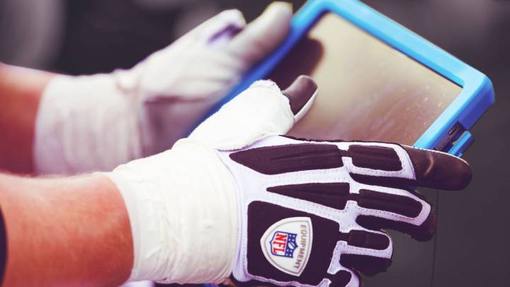 Jugador de la NFL con tablet en las manos