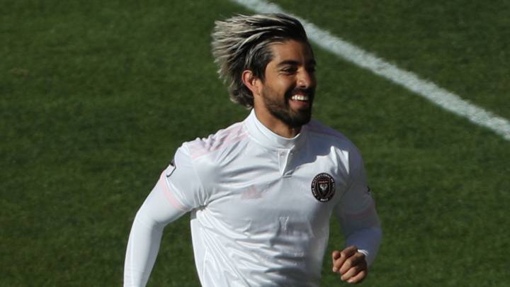Rodolfo Pizarro venció a Yordy Reyna en la eNations