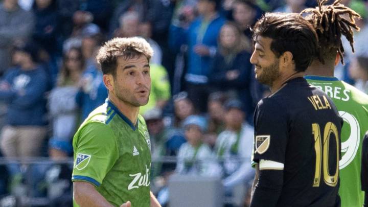 Nicolás Lodeiro conversa con Carlos Vela en un duelo entre Seattle Sounders y LAFC.