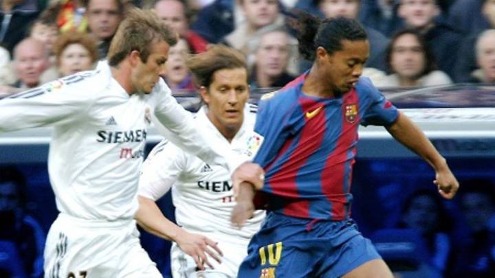 David Beckham y Ronaldinho disputan un balón en El Clásico entre Real Madrid y Barcelona.