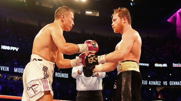 Gennady Golovkin y Canelo Álvarez golpean sus guantes en su segunda pelea.