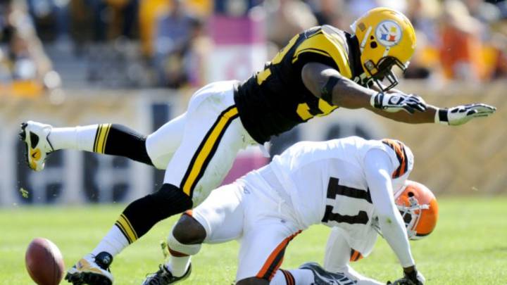 James Harrison tacklea a Mohamed Massaquoi